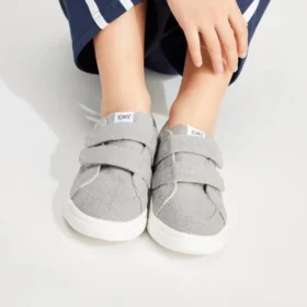 Zapatilla Cruz de doble correa para niños pequeños