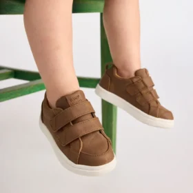 Zapatilla Cruz de doble correa para niños pequeños