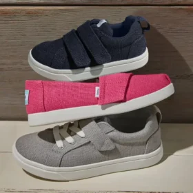 Zapatilla Cruz de doble correa para niños pequeños